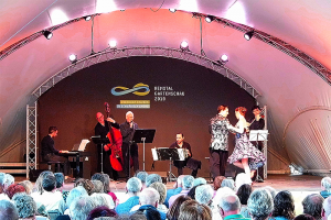 Die Kunst des Tago Argentino im Stadtgarten Tango im Rahmen der Remstal-Gartenschau;  Foto: Hartmut Thamm
